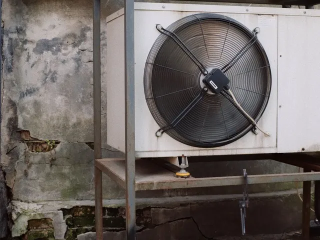 Kültéri kondenzátoregységek ventilátorai közelről, ipari hűtőrendszeren