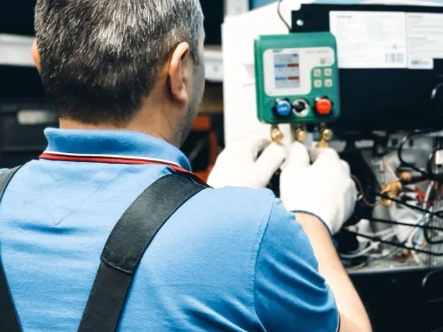 Hűtéstechnikai berendezés üzemeltető a vezérlőpanelt és automatikát állítja be